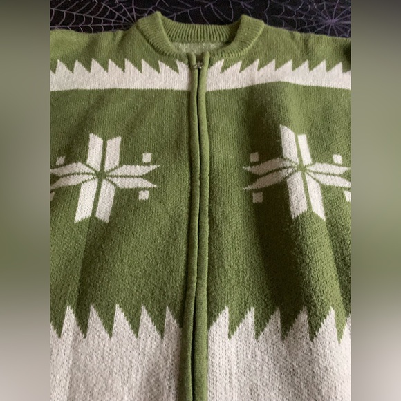 Green full-zip knit holiday sweater cardigan,white snowflake & geometric motifs - Picture 5 of 7